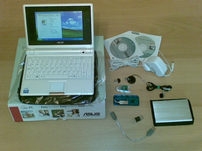 Asus EEE 701 baltas laptopas +40gb hdd+ antra baterija (viso 2 bat po 4h)+ priedai+xp+zodynai+zemelapis+kt, dezuteje pilnai funkcionuojantis