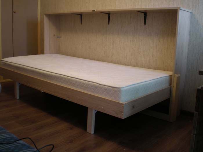 Atlenkiama sienine lova