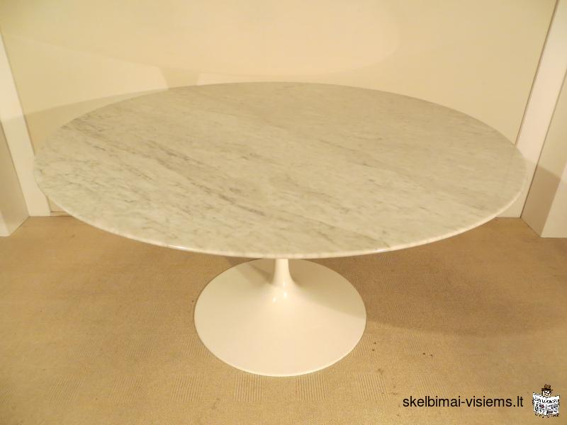 Marmurinis apvalus stalas, sukurtas Eero Saarinen, redagavo Knoll