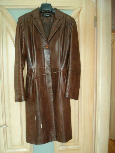 Moteriškas odinis BISON paltas, 500 Lt.