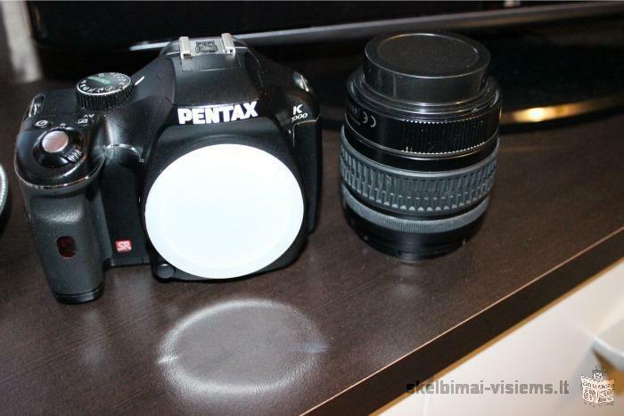 Pentax fotoaparatas su objektyvu (18-55mm) + macro objektyvas (sigma 70-300 mm)