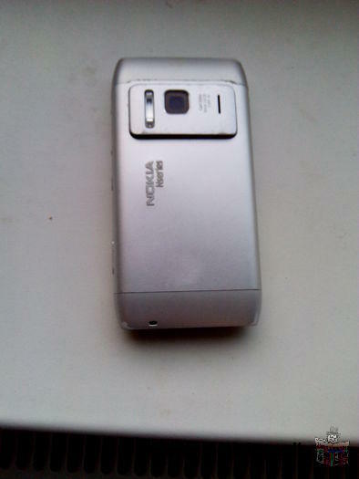 Telefonas Nokia N8 sidabro spalvos metalinis korpusas