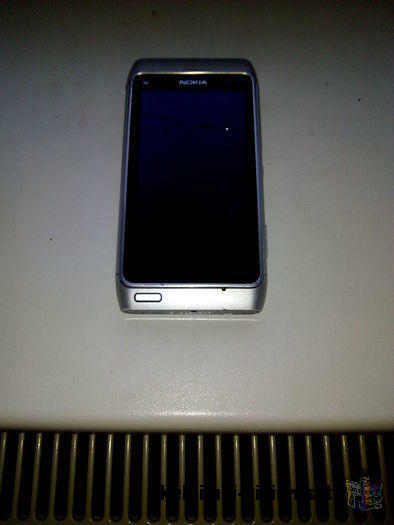 Telefonas Nokia N8 sidabro spalvos metalinis korpusas