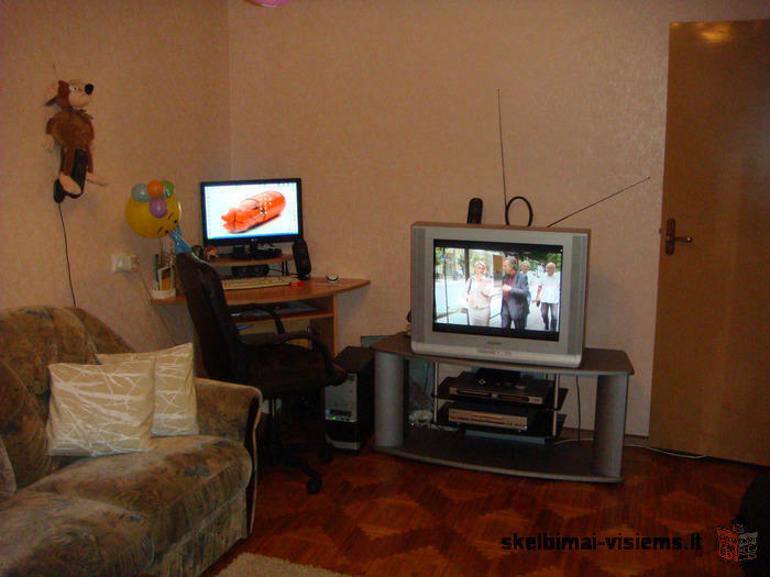 Televizorius SAMSUNG "CW-29M164N", 88cm įstrižainė. Sidabro spalva. TV staliukas, sidabro spalva.